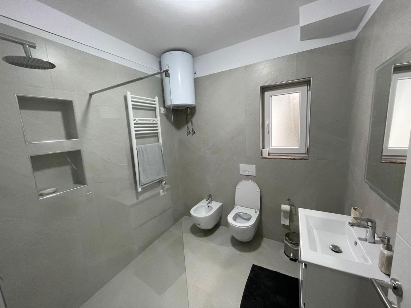 Kevi 'S Place Tirana Buitenkant foto